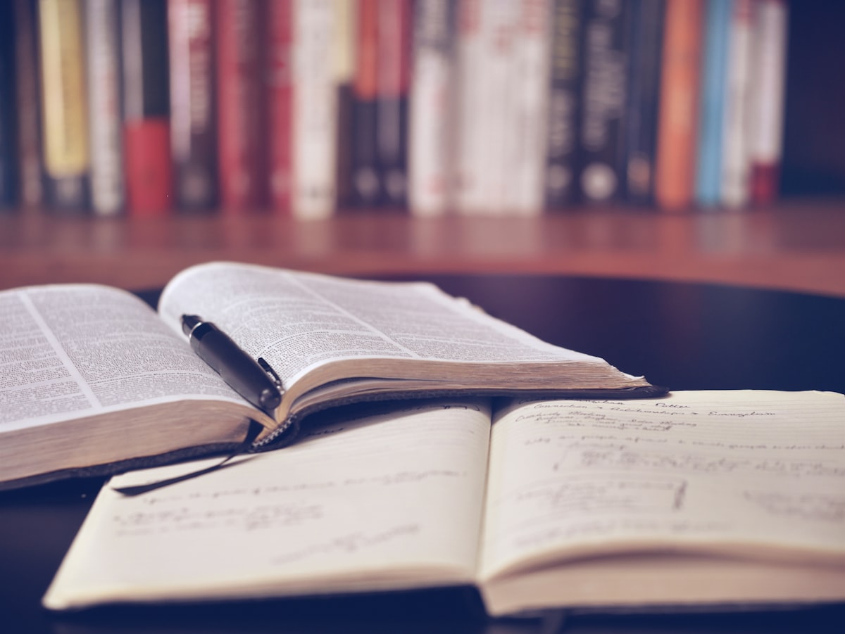 Livros de estudo e papel