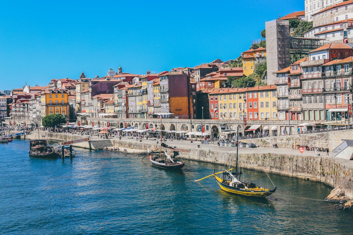 Ribeira do Porto e rio Douro ao entardecer